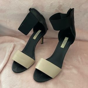 Simple Vera Vera Wang heel